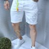 Изчистени мъжки къси бели дънки с цветен аксесоар-код 7117