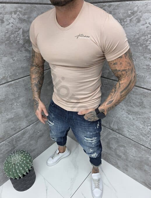 Mъжка Slim fit тениска с остро деколте и дискретна щампа-капучино-код 262012-1