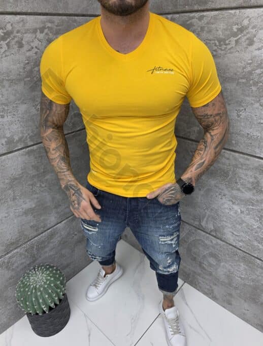 Mъжка Slim fit тениска с остро деколте и дискретна щампа-горчица-код 262012-2