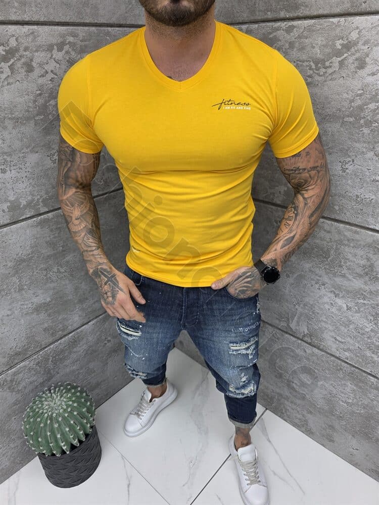 Mъжка Slim fit тениска с остро деколте и дискретна щампа-горчица-код 262012-2