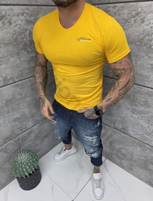 Mъжка Slim fit тениска с остро деколте и дискретна щампа-горчица-код 262012-2