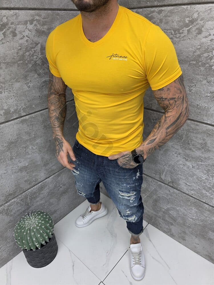 Mъжка Slim fit тениска с остро деколте и дискретна щампа-горчица-код 262012-2