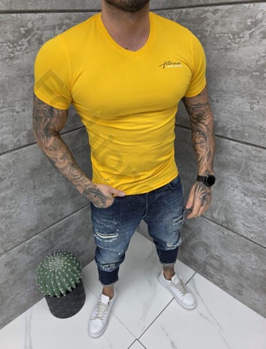 Mъжка Slim fit тениска с остро деколте и дискретна щампа-горчица-код 262012-2