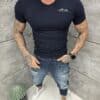 Mъжка Slim fit тениска с остро деколте и дискретна щампа-тъмносиньо-код 262012-5