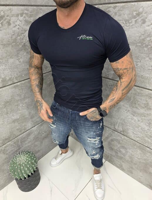 Mъжка Slim fit тениска с остро деколте и дискретна щампа-тъмносиньо-код 262012-5