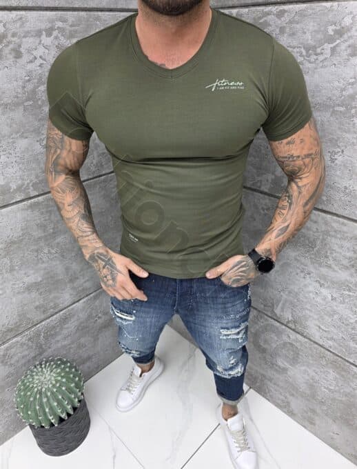 Mъжка Slim fit тениска с остро деколте и дискретна щампа-каки-код 262012-7